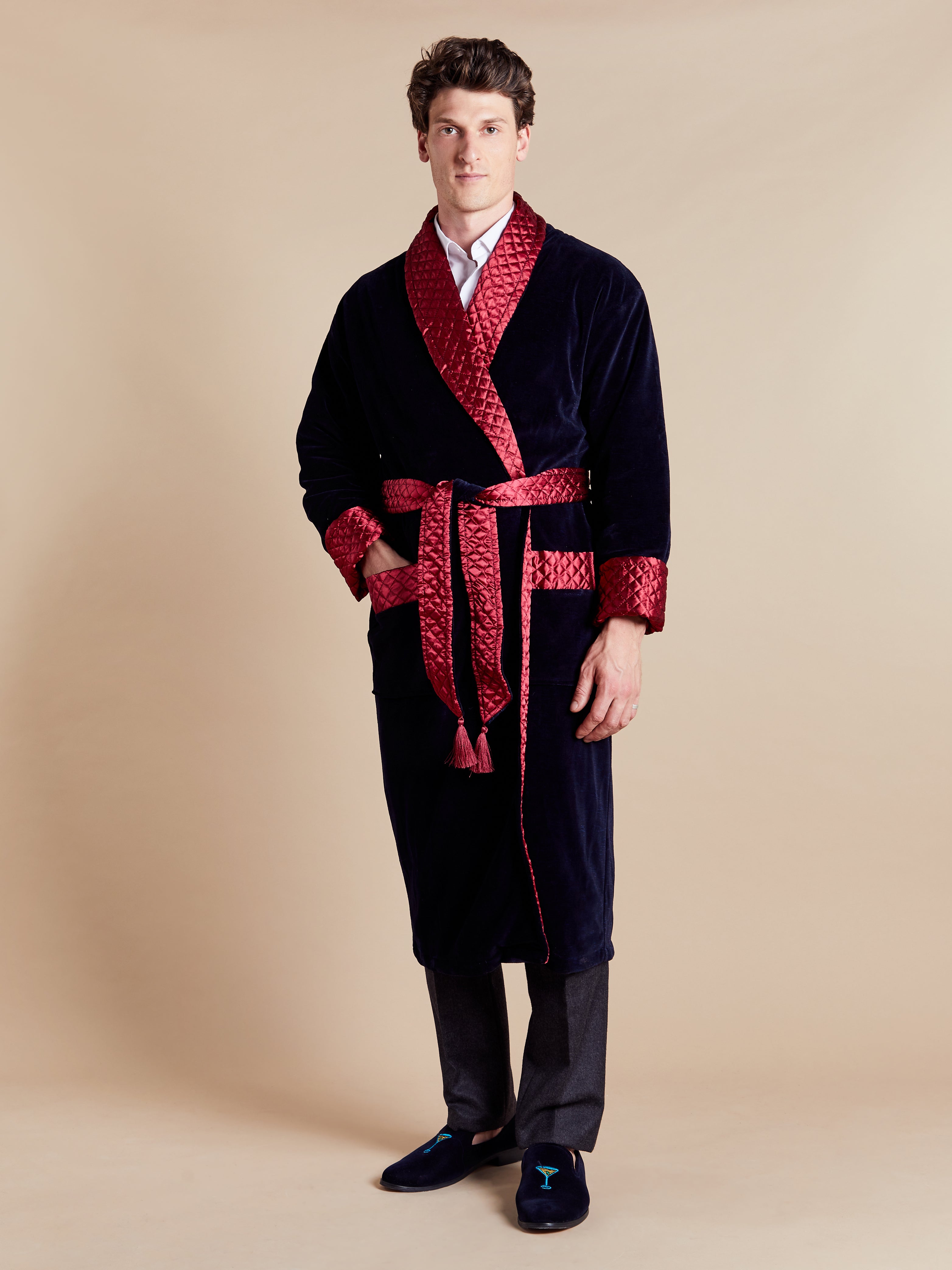 Robe de chambre Mayfair en velours bleu marine, détails en satin matelassé et manches ajustables